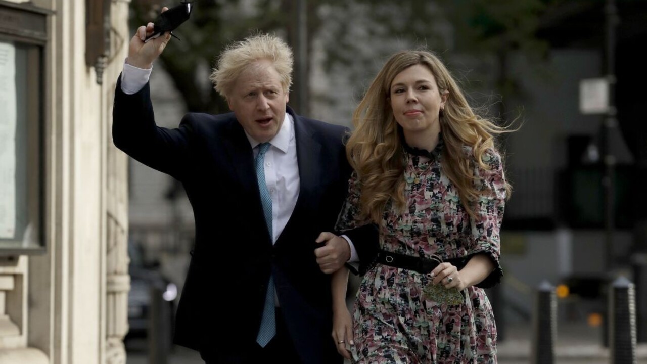 Britský premiér sa bude tretíkrát ženiť, s partnerkou čakali kvôli pandémii