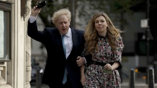 Britský premiér sa bude tretíkrát ženiť, s partnerkou čakali kvôli pandémii