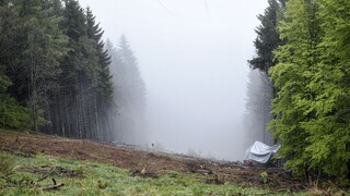 Talianske úrady prisľúbili rýchle vyšetrenie pádu lanovky. Vyžiadal si 14 obetí