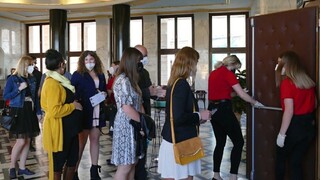 Koronavírus si vyžiadal už 12 301 obetí, ďalej pribúdajú jednociferné čísla