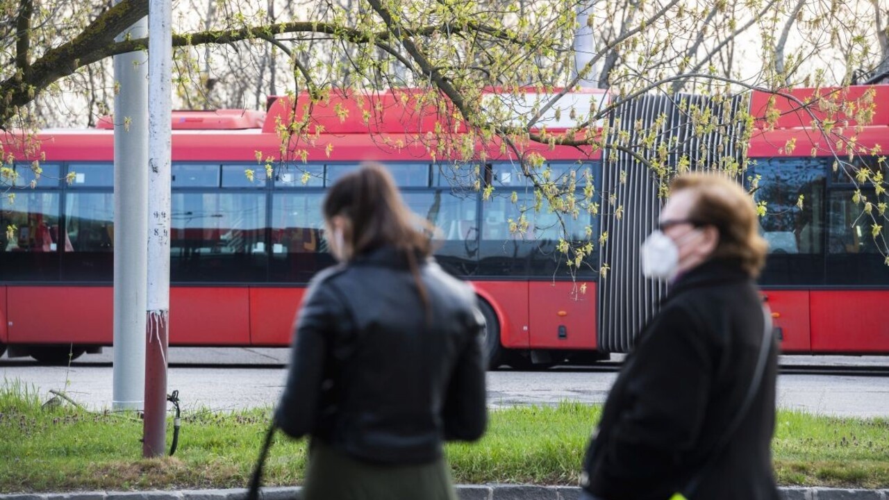 Do autobusu či vlaku je možné ísť s rúškom len v niektorých okresoch