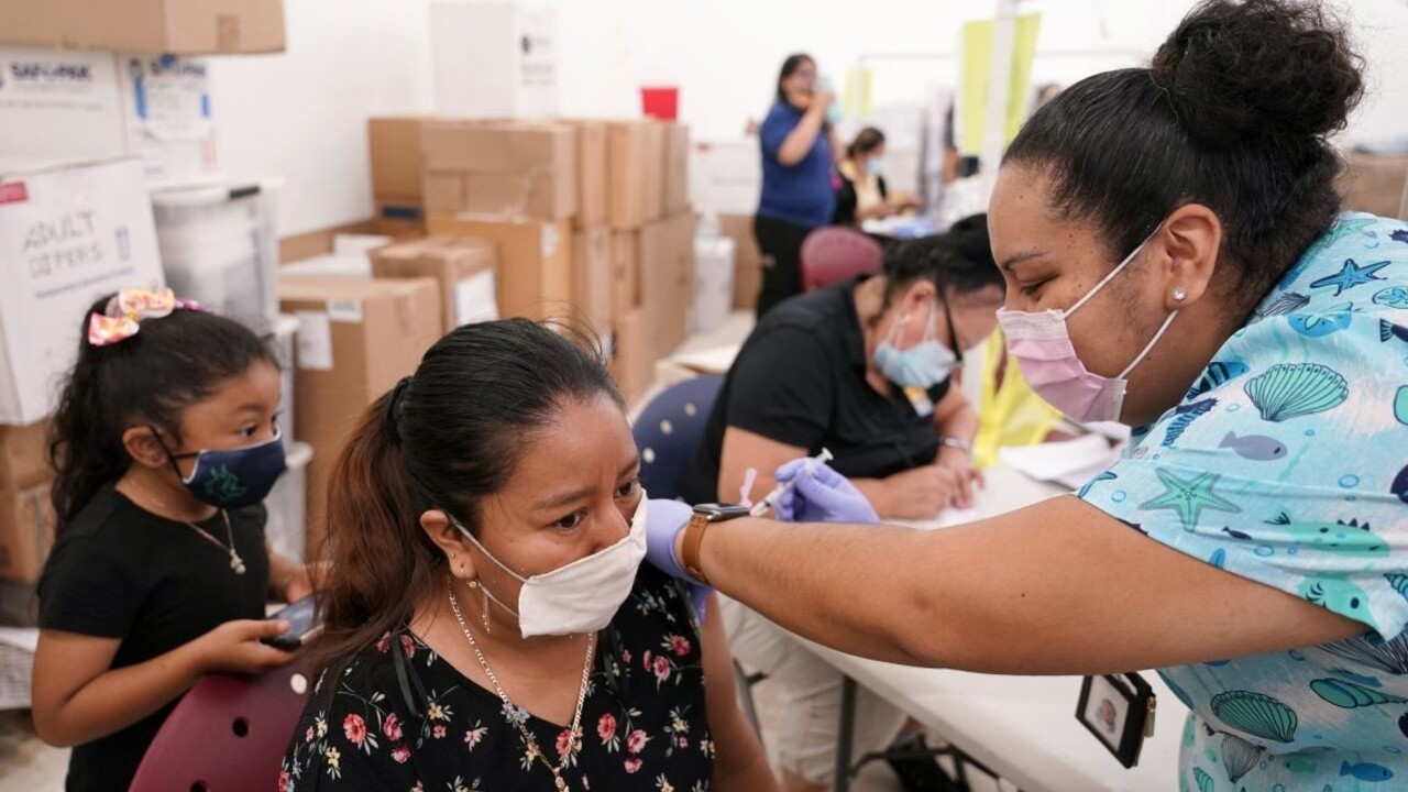 Nová štúdia potvrdila účinnosť vakcín, nakazil sa len jeden z desaťtisíc