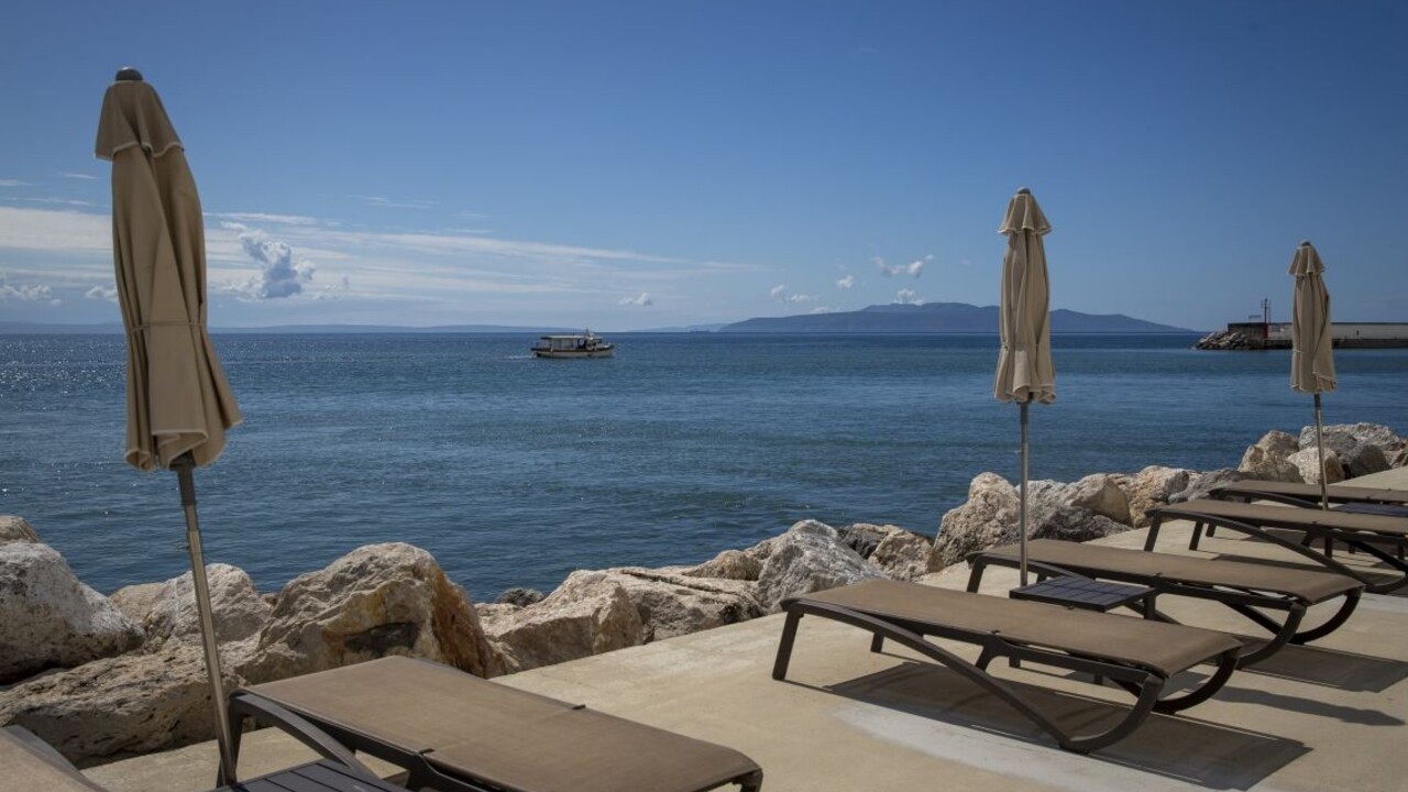 lehátko ležadlo pláž more 1140 px