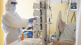 Testy odhalili vyše tritisíc pozitívnych, v nemocniciach je o vyše sto pacientov menej