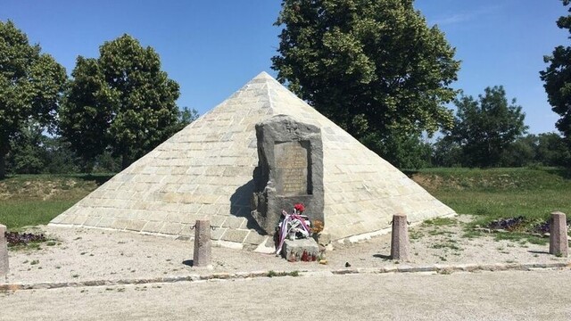 Pamätné miesto, kde sa zrútilo lietadlo M. R. Štefánika sa nachádza pri Ivanke pri Dunaji. Foto: CK SATUR