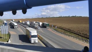 Británia umožní príchod tisícom vodičov nákladných áut zo zahraničia. Má ich nedostatok