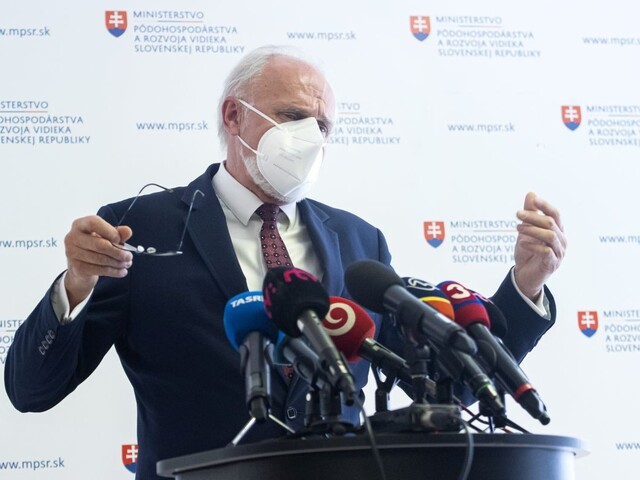 Mičovský dohodil synovi lukratívne miesto, tvrdí Pellegriniho strana