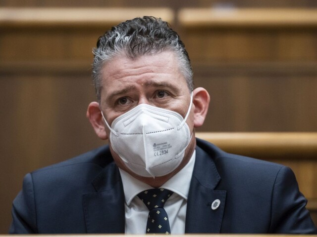 Dvaja poslanci majú zelenú kartu, začalo sa Mikulcovo odvolávanie