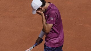 Prekvapenia na úvod Roland Garros: Španiel Andújar vyradil Thiema, Osakovej hrozí vylúčenie