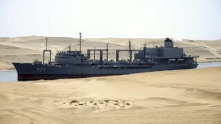 Najväčšia loď námorných síl Iránu sa potopila, zasiahol ju požiar