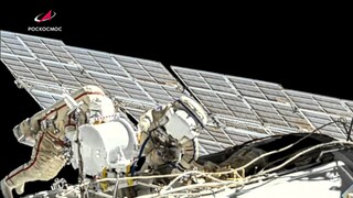Dvojica ruských kozmonautov uskutočnila výstup do voľného vesmíru