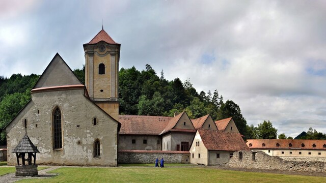 História kartuziánskeho kláštora siaha až do začiatku 14. storočia.