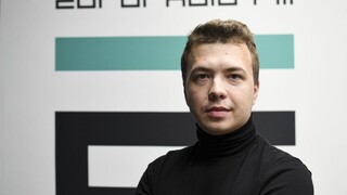 Som vinný. Zadržaný bieloruský novinár vystúpil v televízii so slzami v očiach