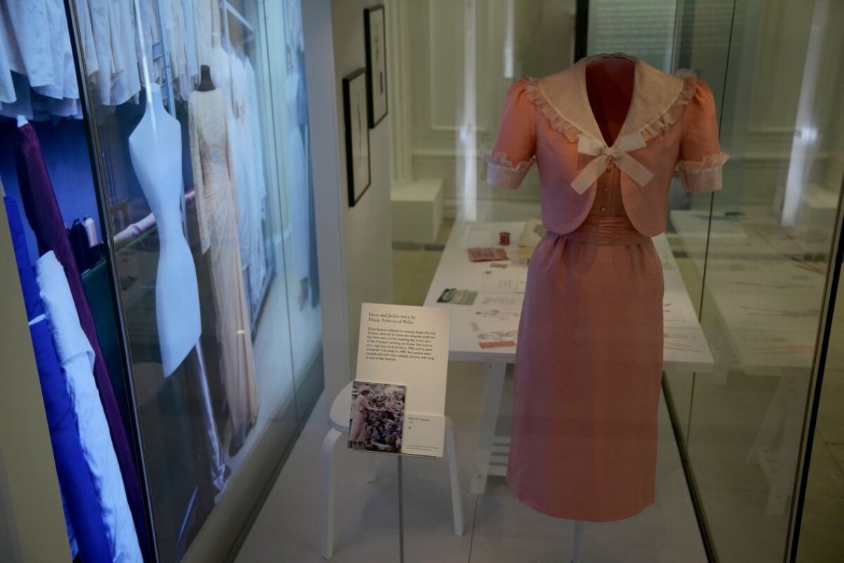 Šaty a sako od návrhára Davida Sassoona, ktoré mala na sebe oblečené britská princezná Diana.