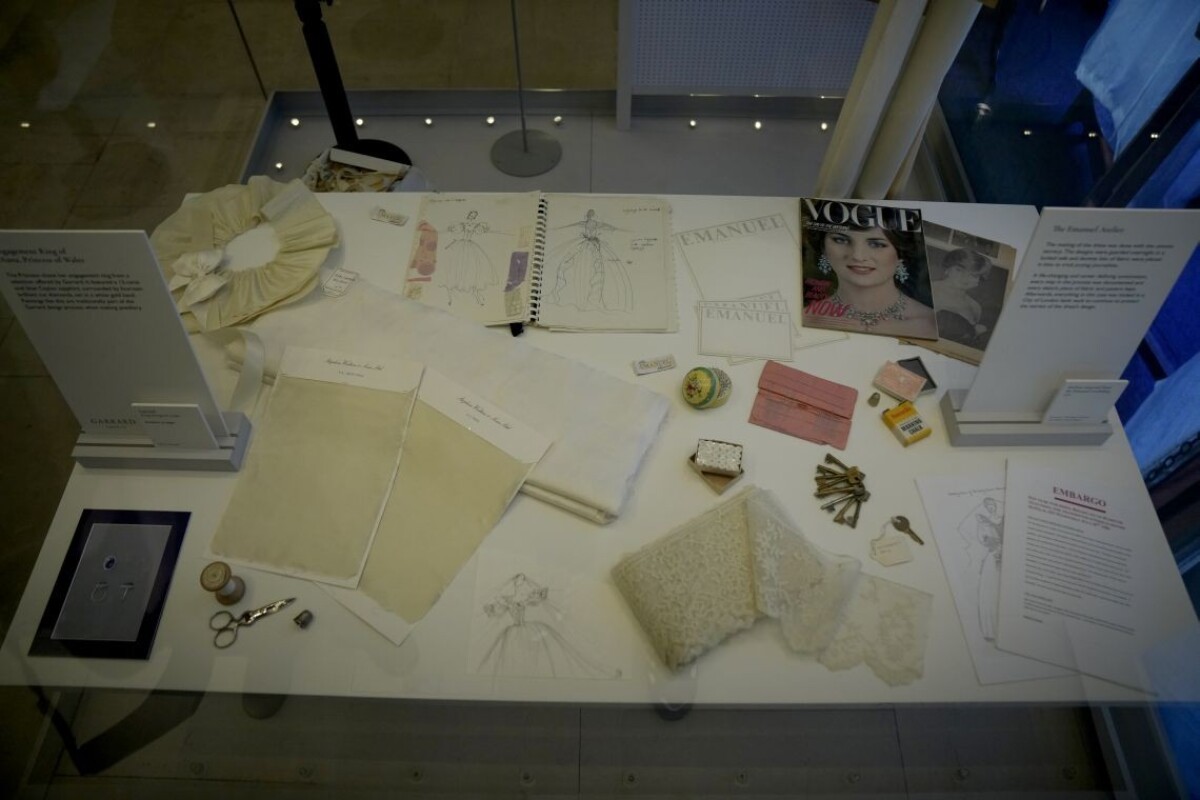 Na snímke veci z procesu navrhovania svadobných šiat pre britskú princeznú Dianu.