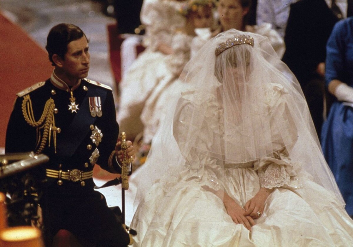 Na archívnej snímke z 29. júla 1981 princ Charles a princezná Diana Spencerová počas sobáša.