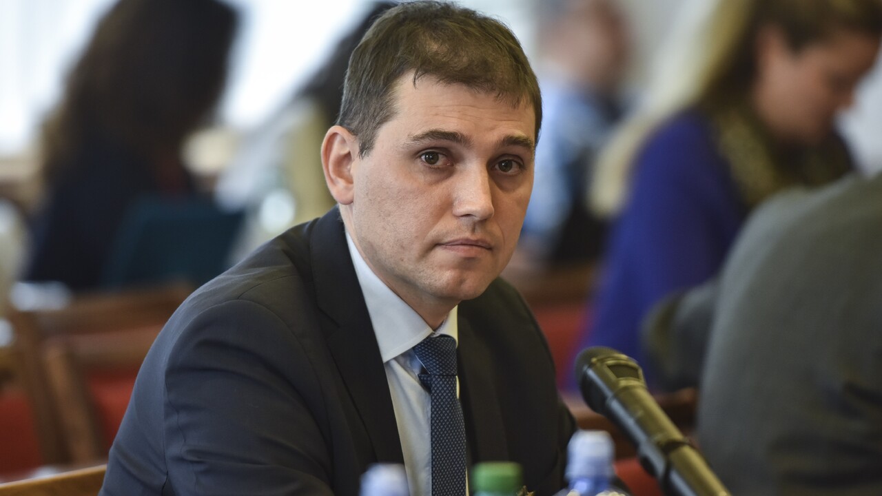 Šéf policajnej inšpekcie Adrián Szabó bude stíhaný na slobode