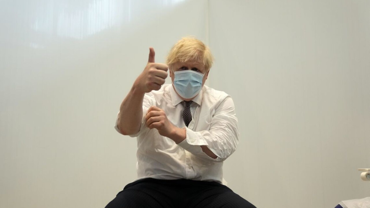 Johnson vyzýva lídrov, aby zaočkovali celý svet do konca roka 2022