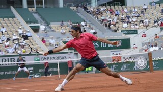 Federer na Roland Garros skončil. Obáva sa preťaženia problematického kolena