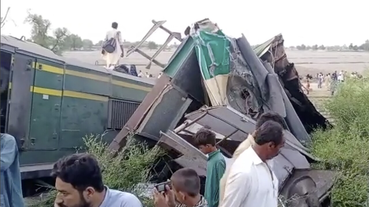 Pri zrážke dvoch rýchlikov zomrelo najmenej 32 ľudí