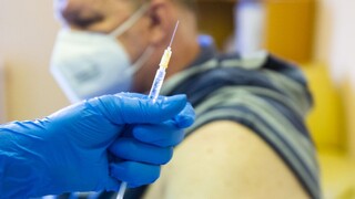 V EÚ prvou dávkou zaočkovali už polovicu dospelých, obe dávky dostala štvrtina