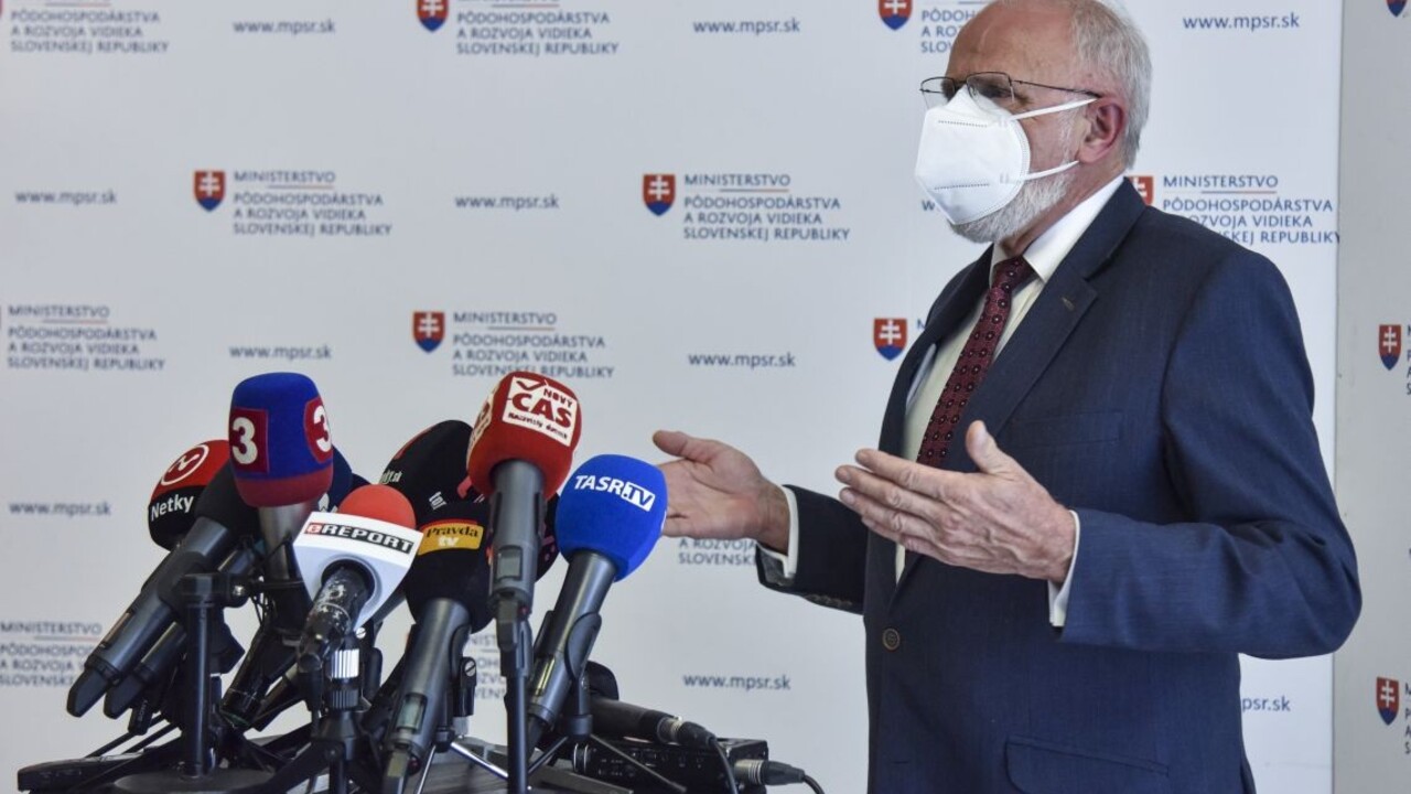 Heger vysvetľoval Mičovského stiahnutie demisie. Mikulcovi vyjadril podporu