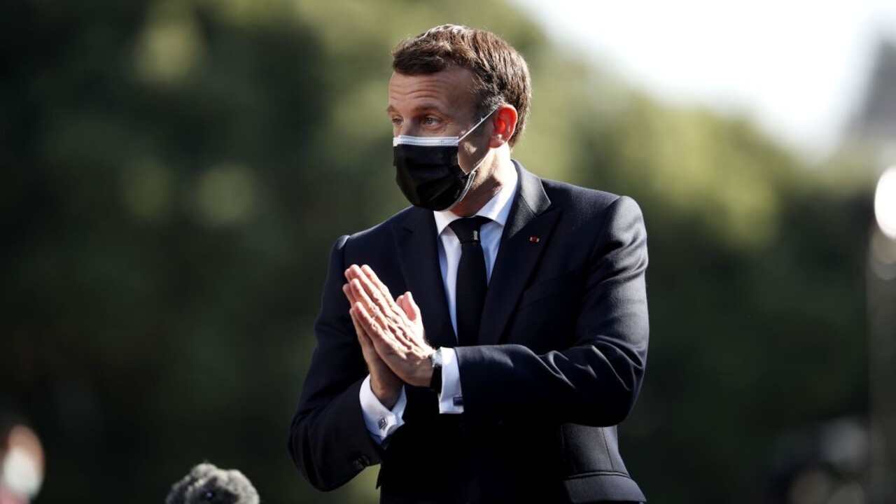 Macrona udrel po tvári neznámy muž, zadržali dve osoby