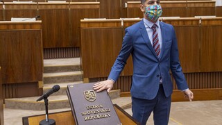 SaS vyzýva Heráka, aby na mieste poslanca skončil, pridáva sa aj Za ľudí