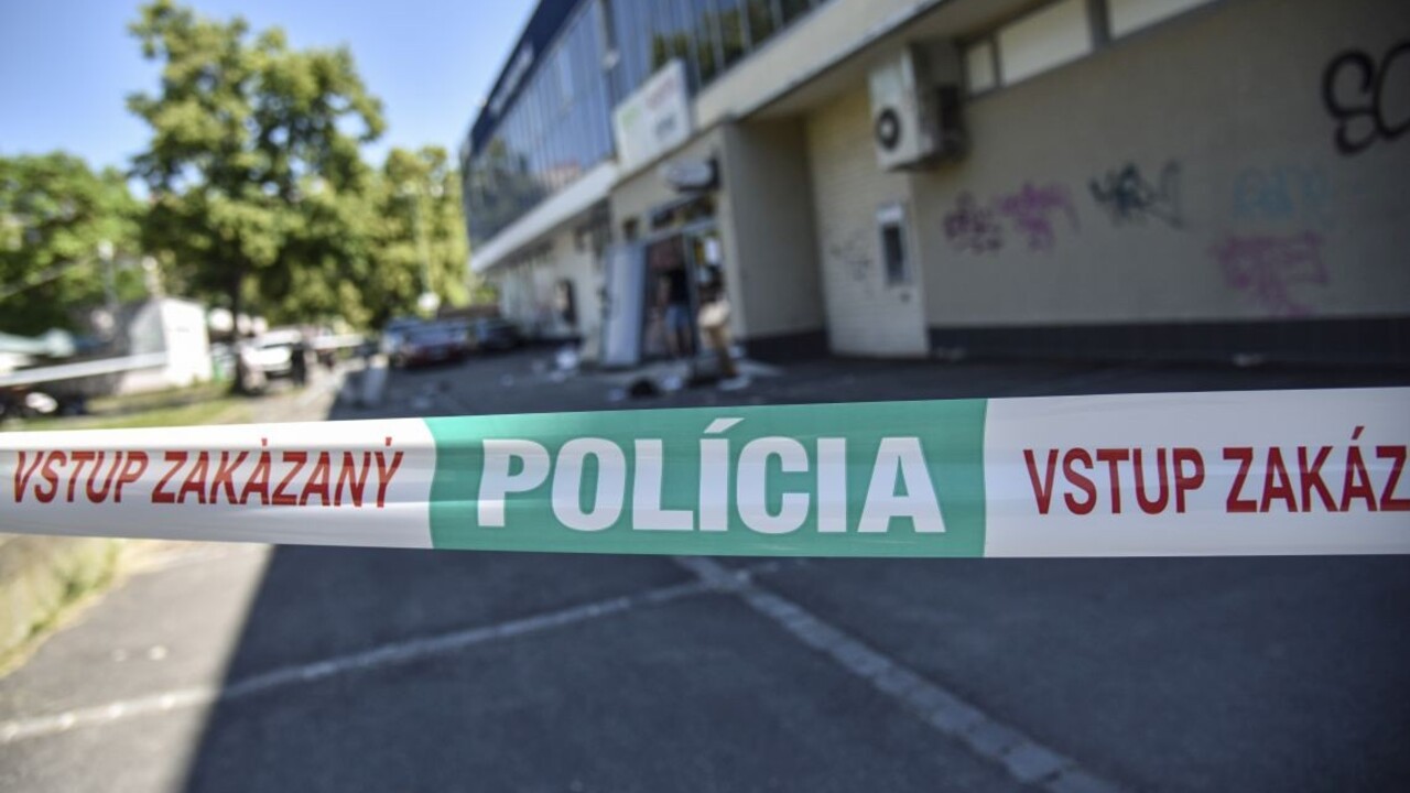 Ako z akčného filmu. Bratislavskí kriminalisti objasňujú krádež peňazí z bankomatu