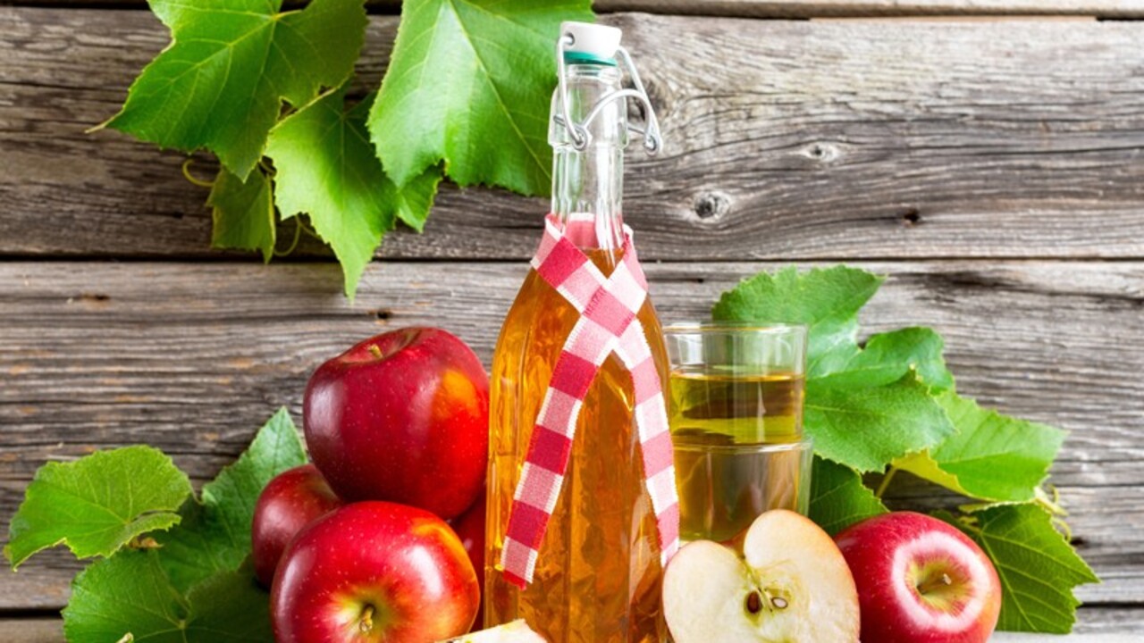 Jablčný ocot funguje nielen pri diéte. Odstráni upchaté póry, lupiny aj tvrdú kožu na pätách