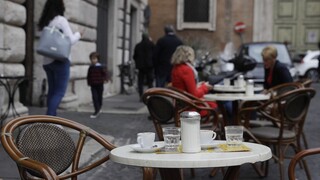 Európske krajiny uvoľňujú opatrenia. Koho potešia?