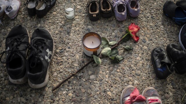 Detské topánky a červená ruža sú na chodníku na pamiatku viac než 200 detí.