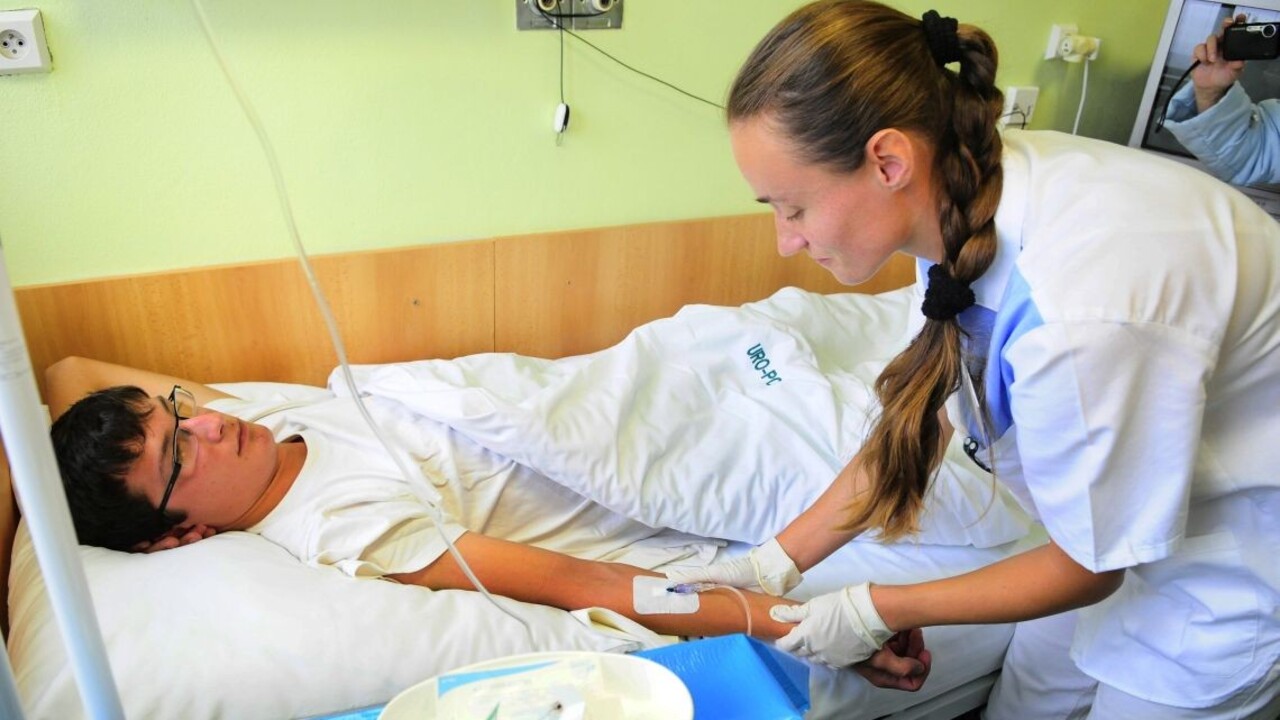 Na Slovensku chýbajú tisícky sestier, najčastejšie odchádzajú do Česka