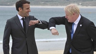 Summit G7 pokračuje, Macron navrhol Johnsonovi reštart vzťahov