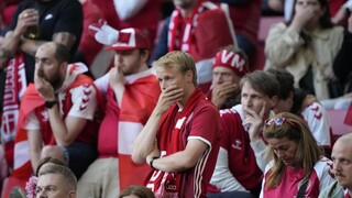 Zápas Dánska s Fínskom po kolapse Eriksena pokračoval