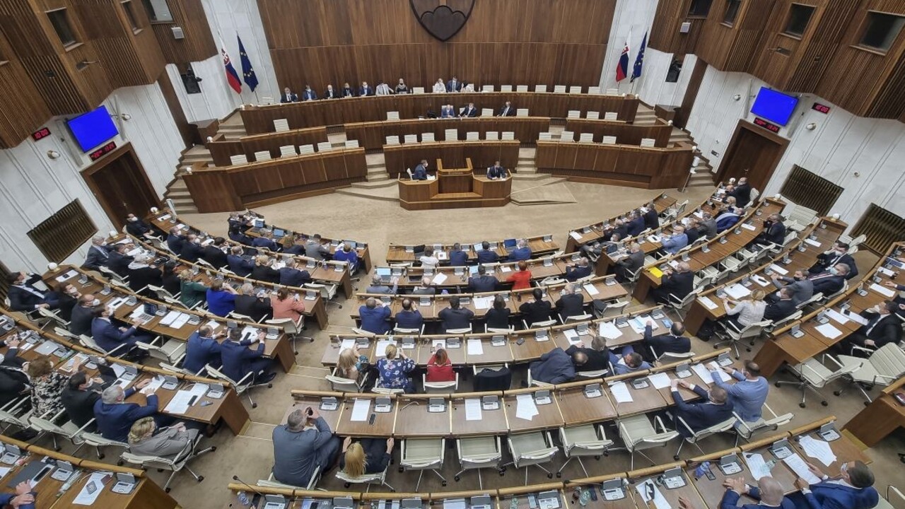 Júnová schôdza národnej rady by sa mala začať po odvolávaní Mikulca, má vyše 80 bodov
