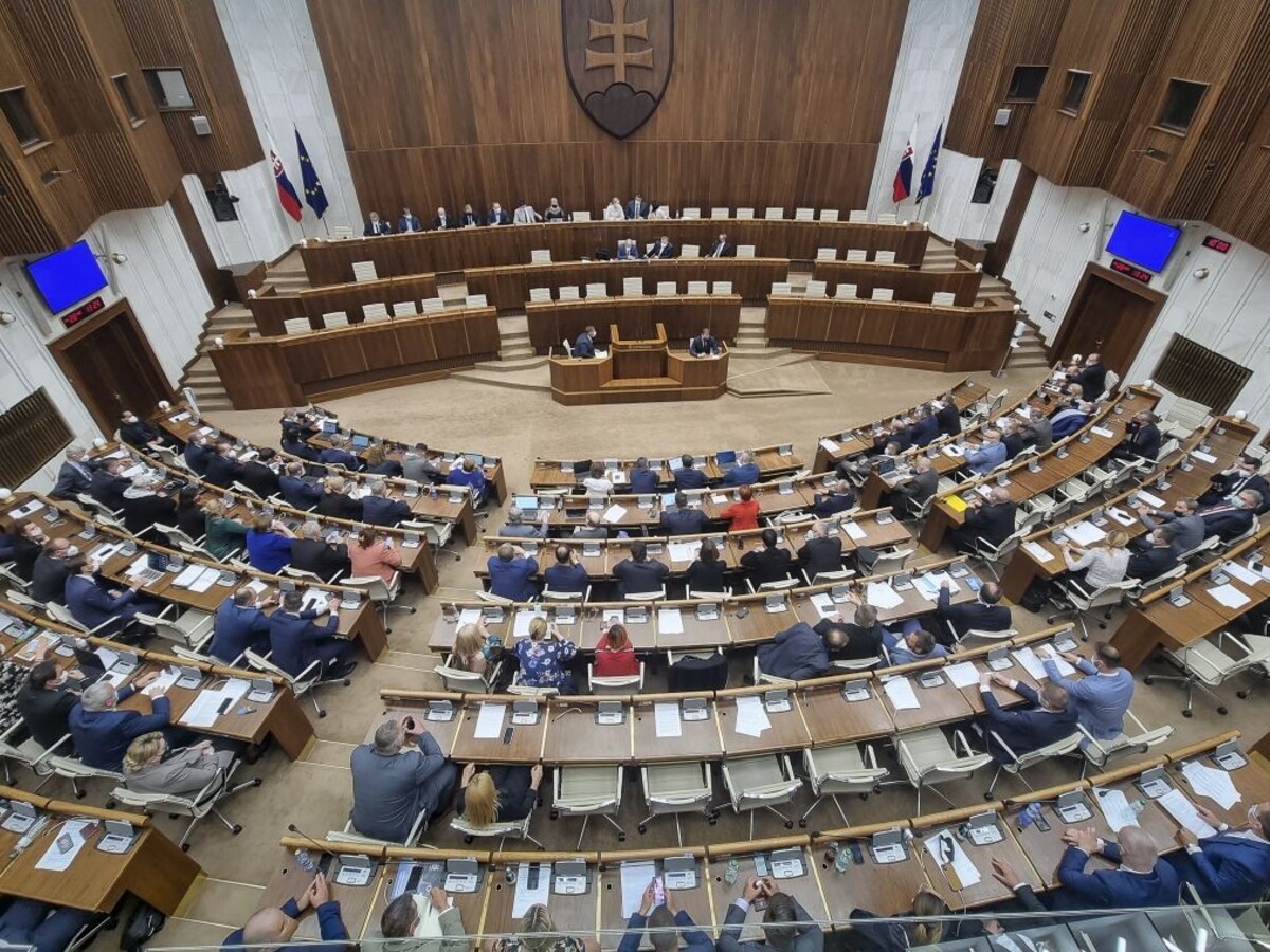 Júnová schôdza národnej rady by sa mala začať po odvolávaní Mikulca, má vyše 80 bodov