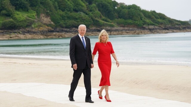 Kráľovná prijala vo Windsore Bidenovcov,