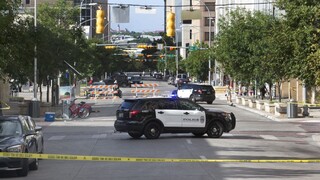 Po masovej streľbe v centre Austinu zomrel muž, zranenia utrpelo 14 ľudí