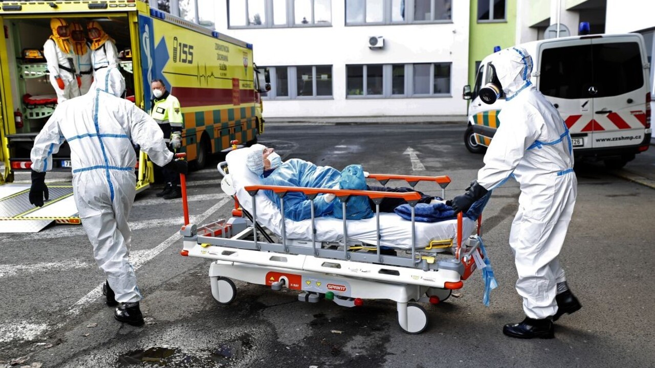 V Česku klesol počet obyvateľov, pre pandémiu umieralo výrazne viac ľudí