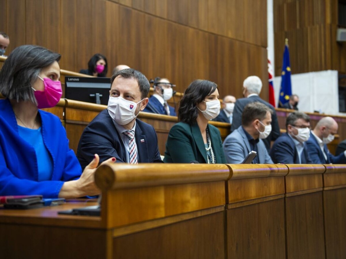 Vláda stojí za Mikulcom, s návrhom odvolať ho nesúhlasí