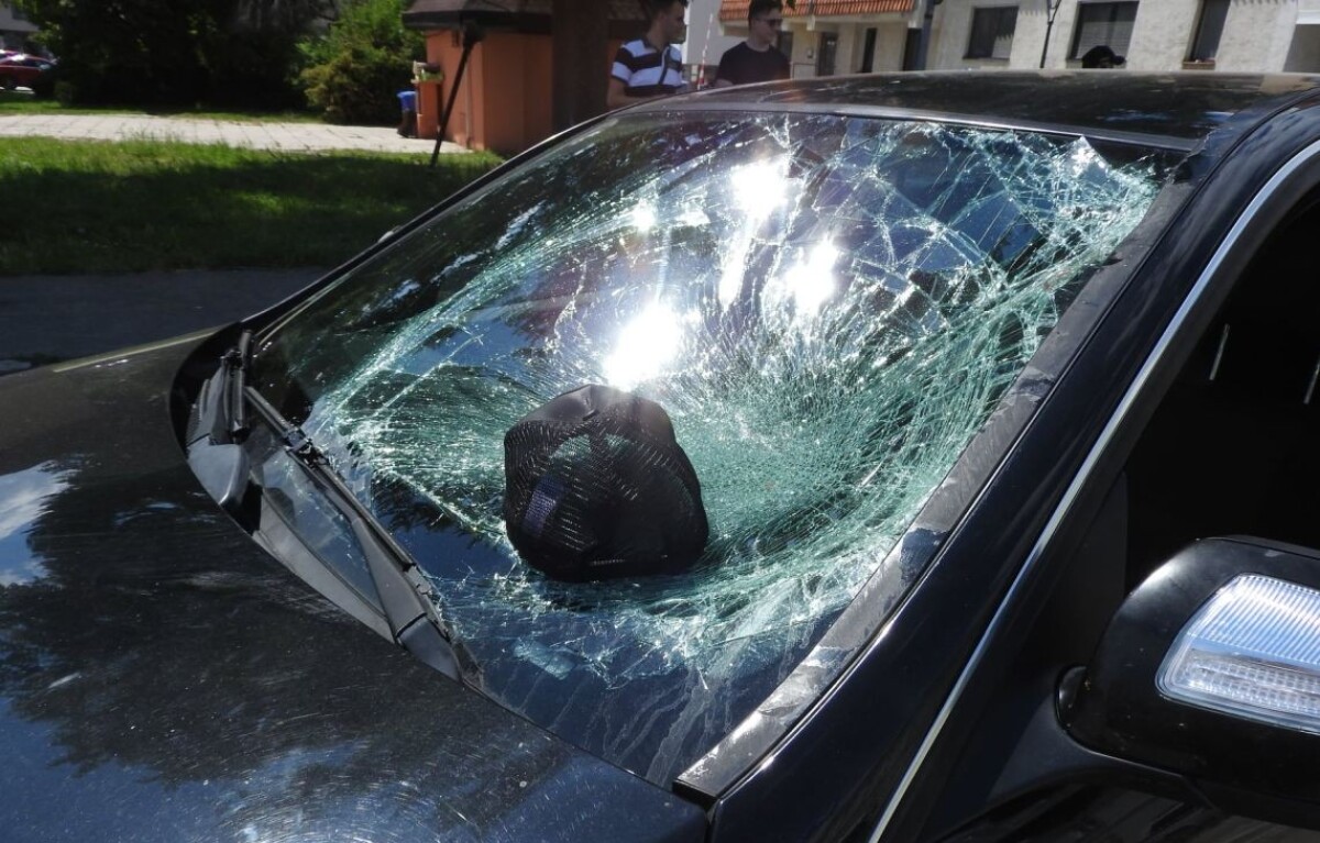 V Trnave sa muž na elektrokolobežke zrazil s autom