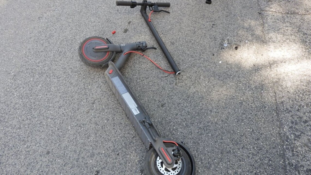 V Trnave sa muž na elektrokolobežke zrazil s autom