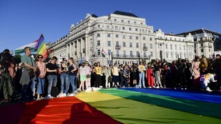 V Maďarsku prešiel zákon proti LGBTI. Organizácie hovoria o obmedzení slobody prejavu