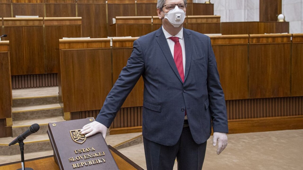 Ďalší poslanec Smeru kritizuje Mikulca: Odstupovalo sa aj za menšie kauzy