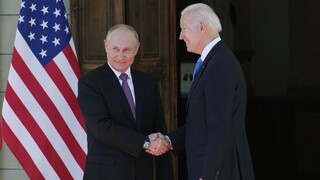 Putin a Biden chcú vytýčiť červené čiary, stretli sa v Ženeve