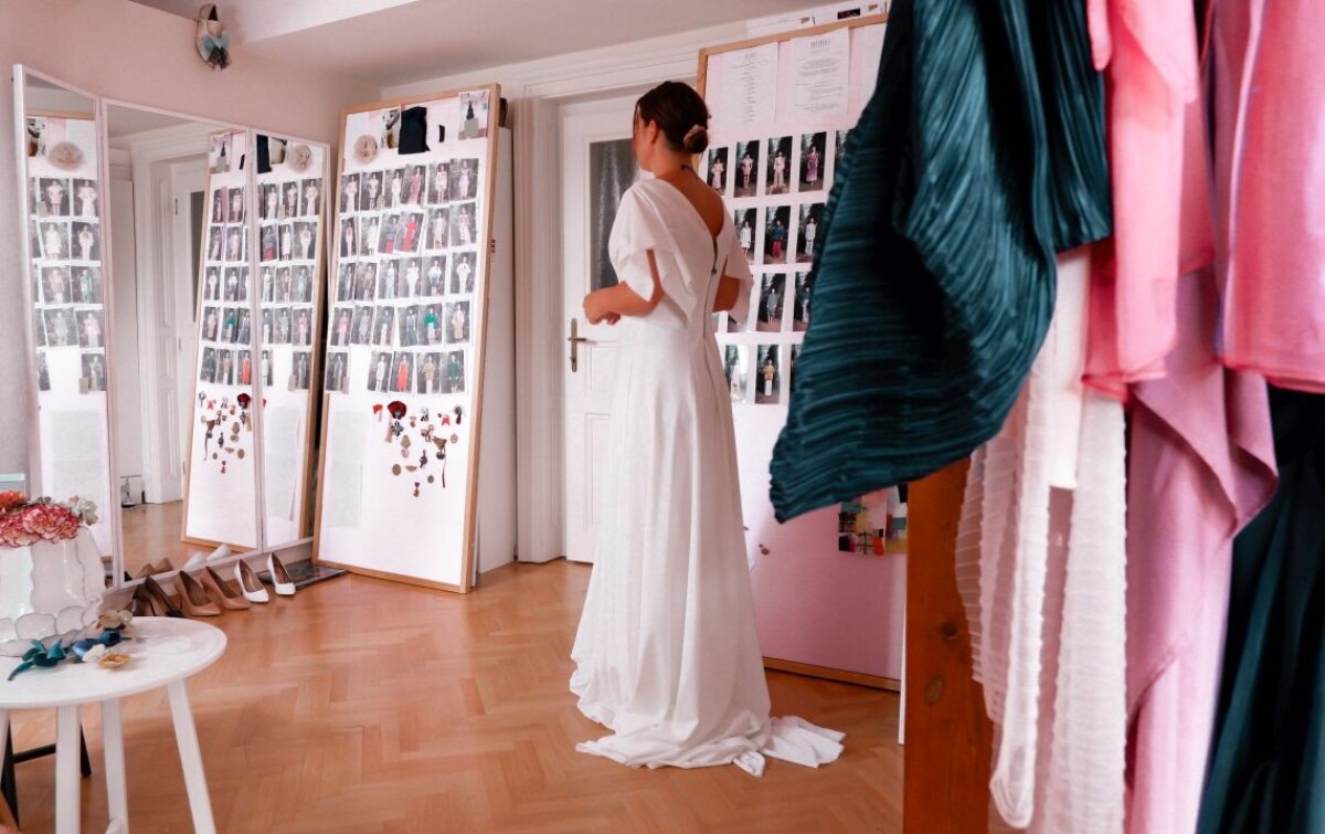 Katarína Srkala počas skúšky večernej róby na galavečer Krištáľové krídlo.