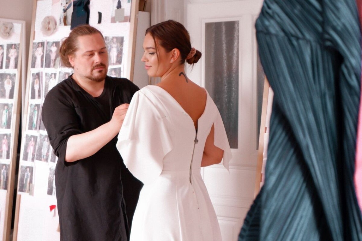 Katarína Srkala počas skúšky večernej róby na galavečer Krištáľové krídlo.