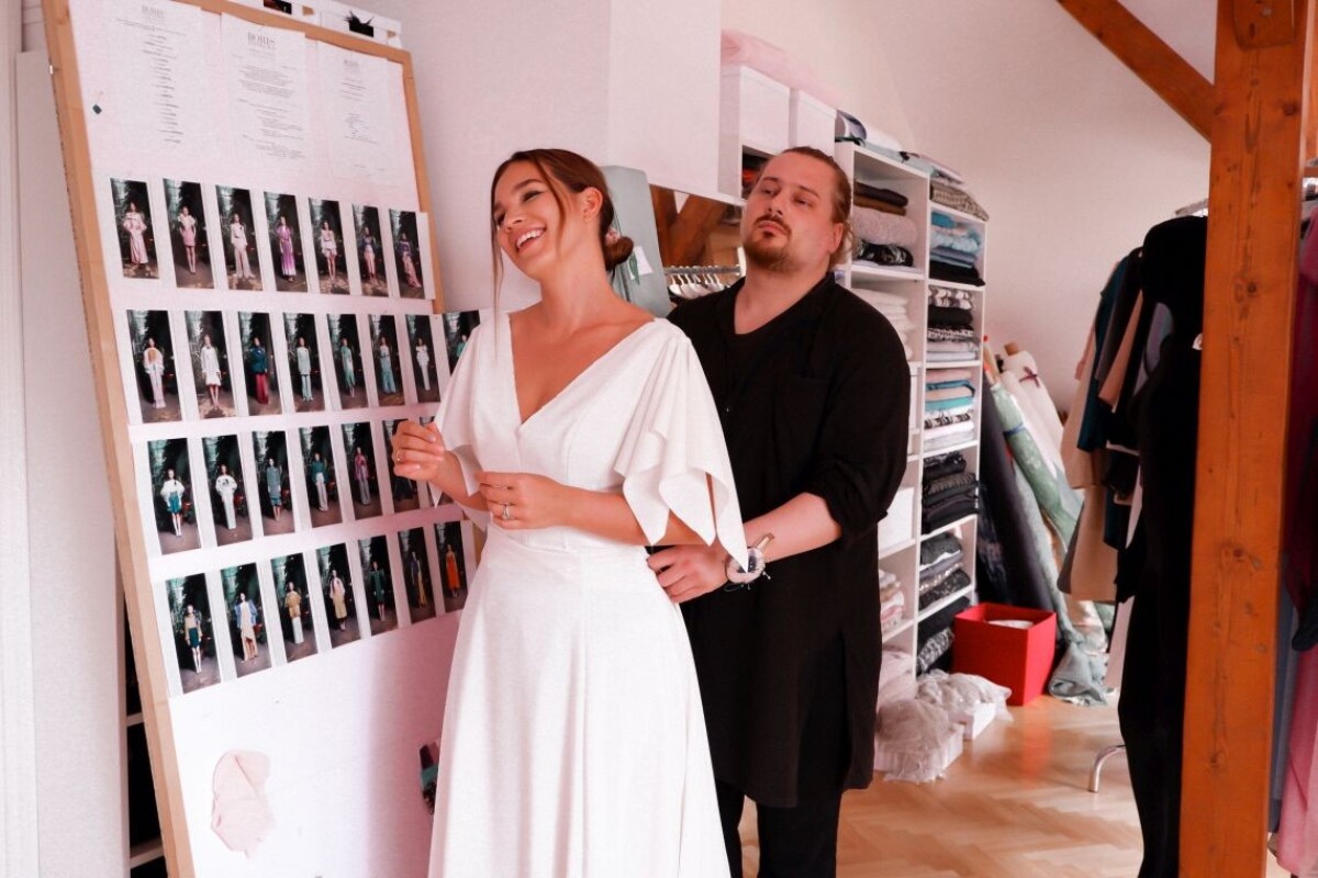 Katarína Srkala počas skúšky večernej róby na galavečer Krištáľové krídlo.