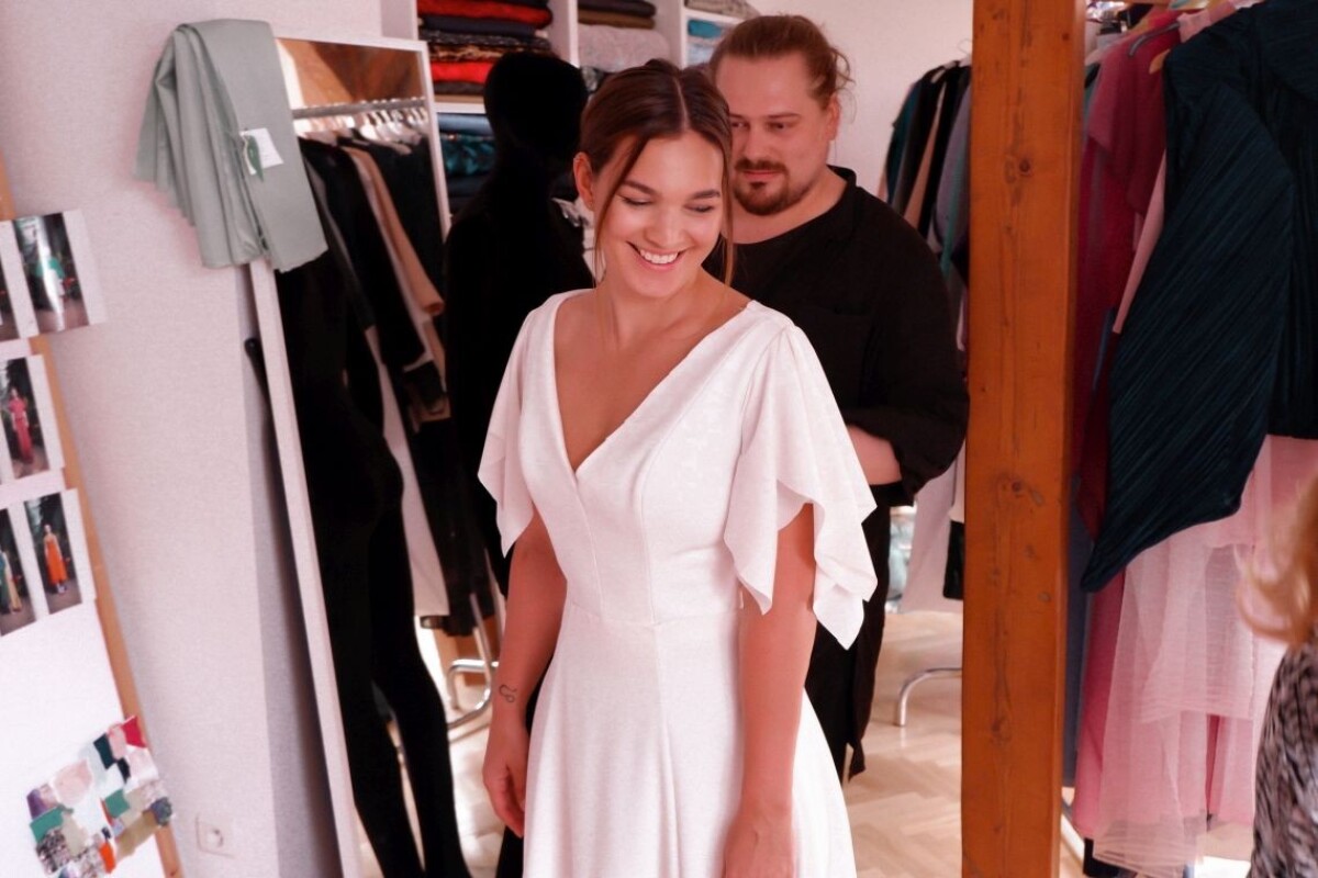 Katarína Srkala počas skúšky večernej róby na galavečer Krištáľové krídlo.